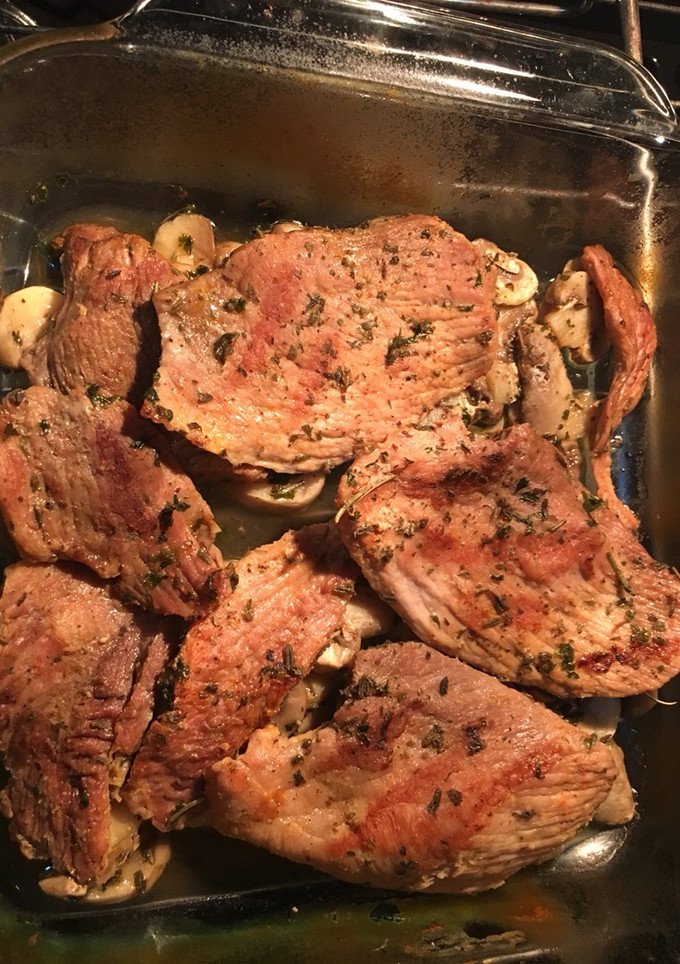 Una foto de Cerdo horneado con champiñones