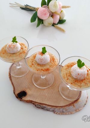 Une photo de Île flottante salée à la crème de topinambours