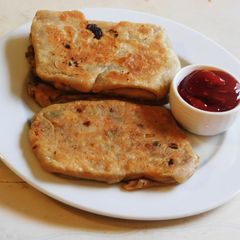 A picture of Mughlai paratha.