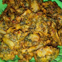 A picture of Alu palak pakore (Ramadan iftar).