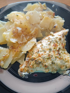 Una foto de Dorada al horno con patatas