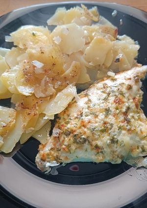 Una foto de Dorada al horno con patatas