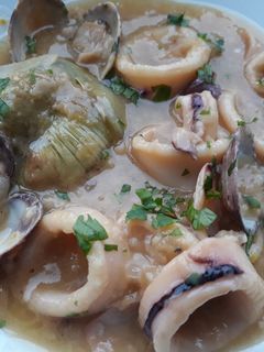 Una foto de Guiso de calamar con almejas y alcachofas