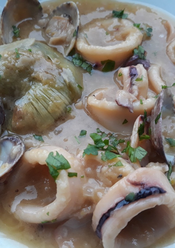 Una foto de Guiso de calamar con almejas y alcachofas