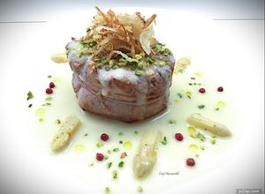 Foto di Filetto di vitello con crema di asparagi, e cipolla fritta