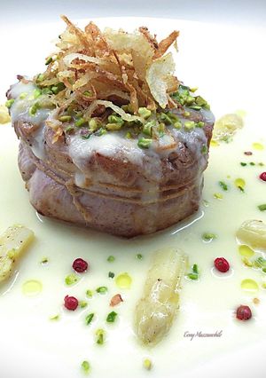 Foto di Filetto di vitello con crema di asparagi, e cipolla fritta