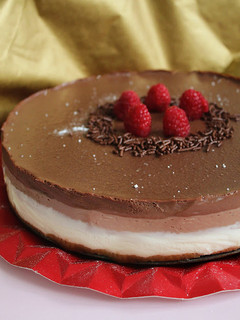 Una foto de Tarta de tres chocolates