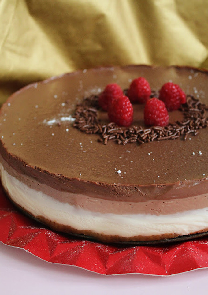 Una foto de Tarta de tres chocolates