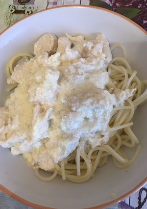Fokhagymás-tejszínes csirkemell ragu, spagettivel recept fotója
