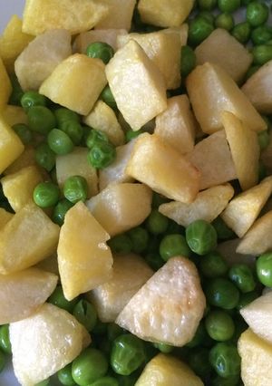Una foto de Guarnición de papas y arvejas