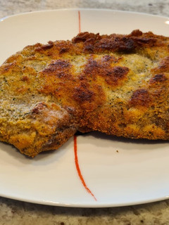 Una foto de Cachopo relleno de pimientos del piquillo, queso y jamón