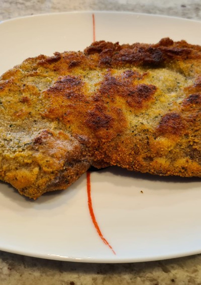 Una foto de Cachopo relleno de pimientos del piquillo, queso y jamón
