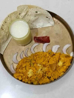 વઘારેલી ખીચડી (Vaghareli Khichdi Recipe In Gujarati) રેસીપી મુખ્ય ફોટો
