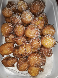 Una foto de Buñuelos de pera y banana 😋