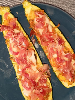 Una foto de Calabacines rellenos de verduras con virutas de jamón