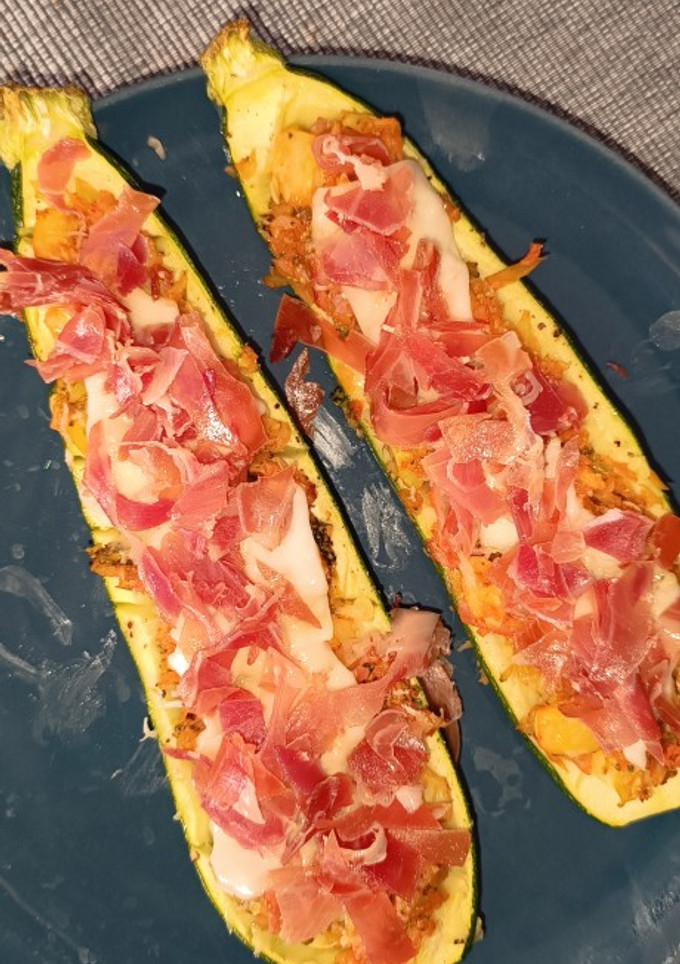 Una foto de Calabacines rellenos de verduras con virutas de jamón