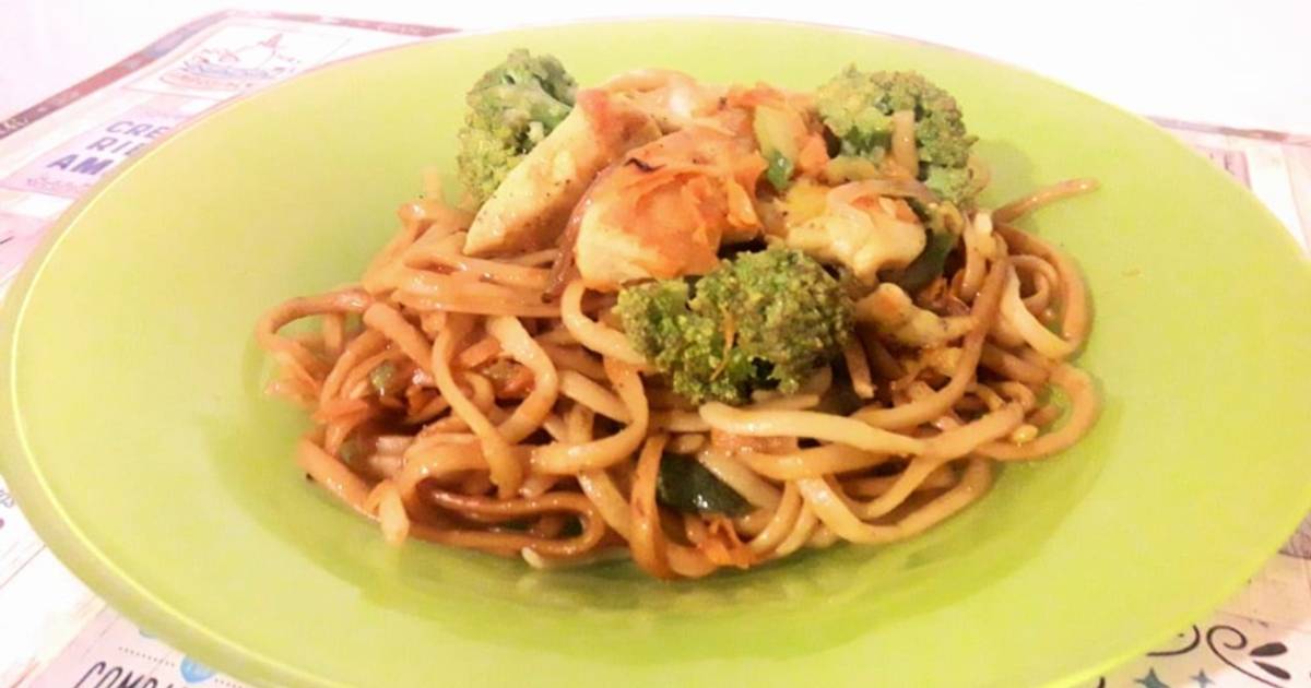 Fideos salteados con pollo y verduras Receta de Sol Villalta- Cookpad