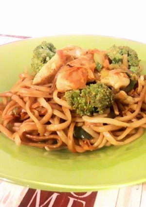 Una foto de Fideos salteados con pollo y verduras