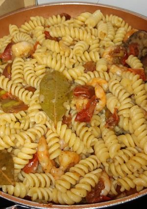 Una foto de Fusilli con gambas al ajillo y tomates cherry