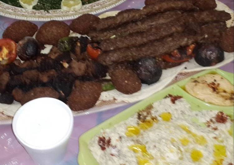 كبة بسياخ وكبة مقلية ومتبل باتنجان وحمص وتبولة