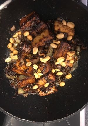 Une photo de Tofu frit et sauce de cacahuète