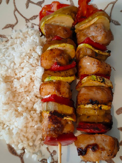 Una foto de Brochetas de merluza