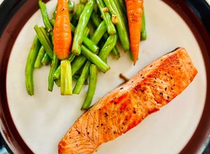 Hình của món Cá Hồi Phi Lê Áp Chảo Ăn Kèm Đậu Đỗ Và Cà Rốt Xào Tỏi + Nước Tương.