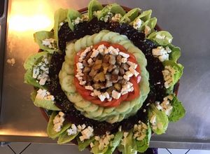 Une photo de Salade « soleil »poulet grillé tomates betteraves cœur de romaine concombre et feta