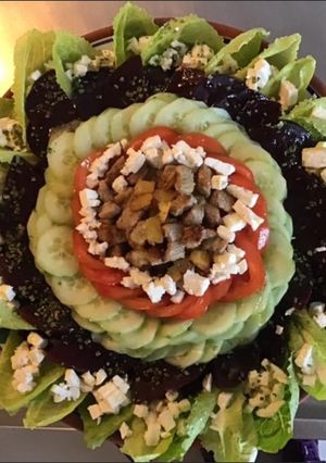 Une photo de Salade « soleil »poulet grillé tomates betteraves cœur de romaine concombre et feta