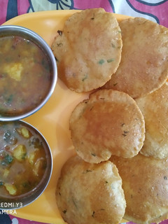 मसाला कचौड़ी, झोल आलू की सब्जी (Masala kachori, jhol aloo ki sabzi recipe in Hindi) रेसिपी मुख्य फोटो