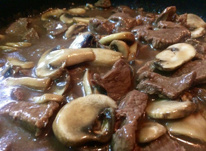 Una foto de Salteado de carne y champiñones 🍄