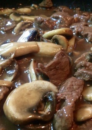 Una foto de Salteado de carne y champiñones 🍄