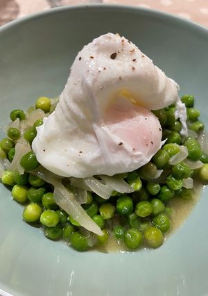 Una foto de Guisantes con cebolla y huevo poché