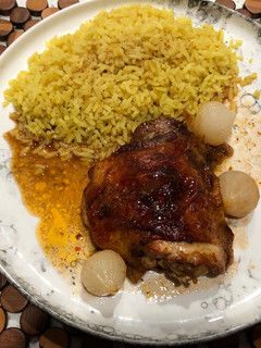 Una foto de Pollo adobado al horno con cebollitas en vinagre
