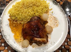 Una foto de Pollo adobado al horno con cebollitas en vinagre