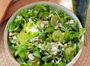 Una foto de Ensalada de canónigos con uva y queso feta