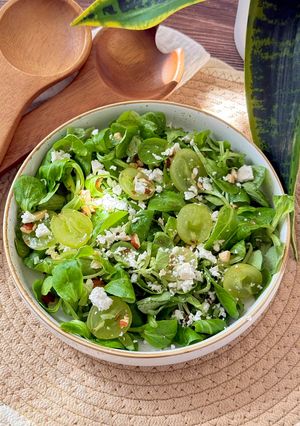 Una foto de Ensalada de canónigos con uva y queso feta