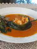 Chiles poblanos rellenos de camarones en una salsa de chipotle