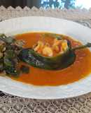Chiles poblanos rellenos de camarones en una salsa de chipotle