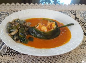 Una foto de Chiles poblanos rellenos de camarones en una salsa de chipotle