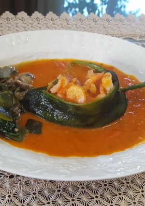 Una foto de Chiles poblanos rellenos de camarones en una salsa de chipotle