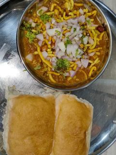 मिसल पाव(misal pav recipe in hindi) रेसिपी मुख्य फोटो