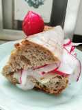 Sándwich de rábano y mantequilla salada