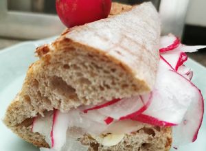 Una foto de Sándwich de rábano y mantequilla salada