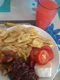 Un pollo con tajadas