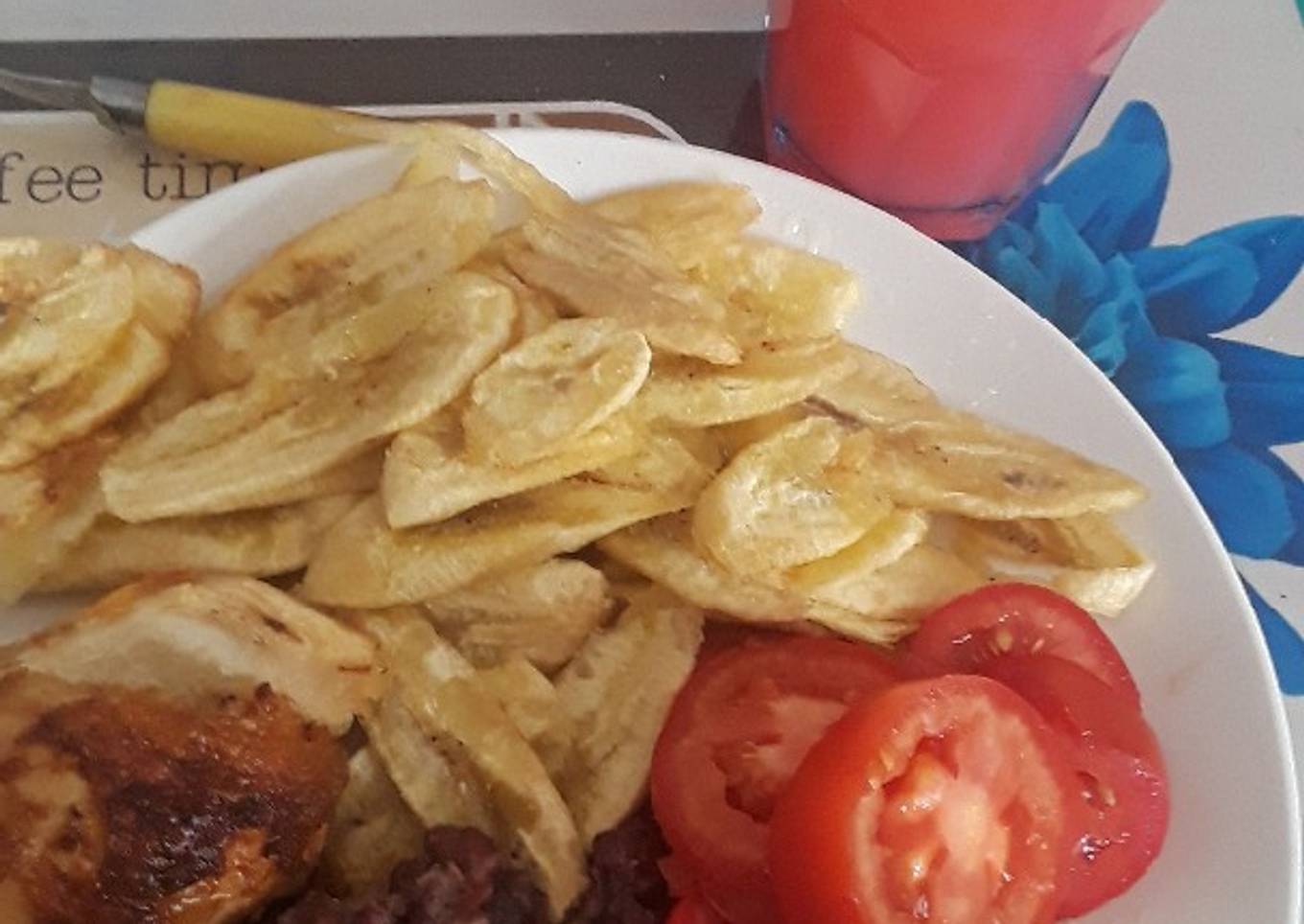 Un pollo con tajadas