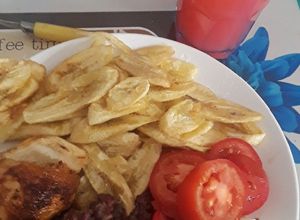 Una foto de Un pollo con tajadas
