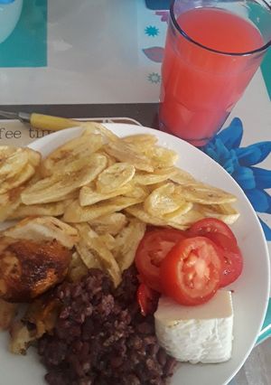 Una foto de Un pollo con tajadas