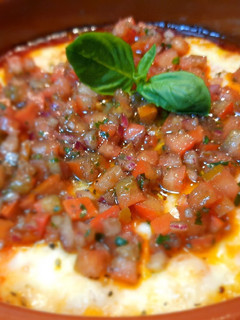 Una foto de Provolone con pico de gallo a la italiana