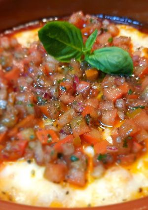 Una foto de Provolone con pico de gallo a la italiana